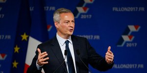 Ο υπουργός Οικονομικών Μπρούνο Λε Μερ στο βήμα με την γαλλική σημαία πίσω του