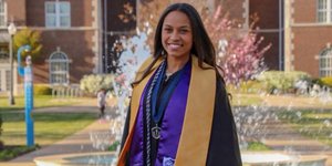 Κοπέλα στην αποφοίτησή της από το πανεπιστήμιο