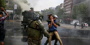 Αστυνομικός συλλαμβάνει διαδηλωτή στη Χιλή