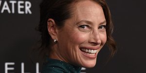 Η Κρίστι Τέρλινγκτον με πράσινο φόρεμα σε βραβεία 