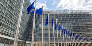 Σημαίες της ΕΕ έξω από το κτίριο όπου στεγάζεται η Ευρωπαϊκή Επιτροπή