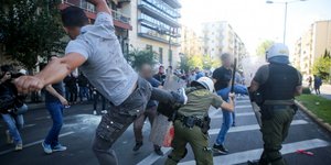 Διαδηλωτής επιτέθηκε σε αστυνομικό με κίνηση καρατέκα/ Φωτογραφία: INTIMENEWS/ ΚΑΠΑΝΤΑΗΣ ΔΗΜΗΤΡΗΣ