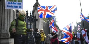 Διαδηλωτές με σημαίας της Βρετανίας στο Λονδίνου κατά του Μπόρις Τζόνσον