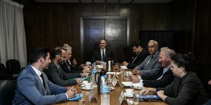Βουλετές σε τραπέζι για διακομματική συνεδρίαση