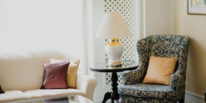 σαλόνι με καναπέ πολυθρόνα και λάμπα