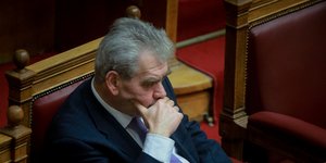 Ο Δημήτρης Παπαγγελόπουλος σκεπτικός στα έδρανα της Βουλής