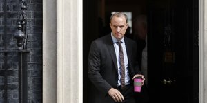 Ο Ντομινίκ Ράαμπ κρατάει καφέ