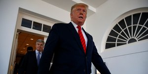 Ο Ντόναλντ Τραμπ μπαίνει σε αίθουσα