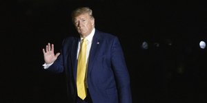 Ο Ντόναλντ Τραμπ χαιρετά