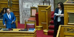Η Ντόρα Μπακογιάννη παρακολουθεί τον Άδωνι Γεωργιάδη στη βουλή