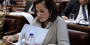 Ντόρα Μπακογιάννη κοιτάει χαρτια 