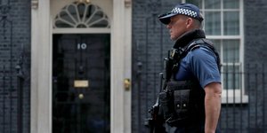 Βρετανία: Άνδρας ακινητοποιήθηκε από αστυνομικούς έξω από τη Ντάουνινγκ Στριτ