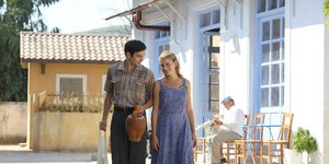 Η Δανάη Μιχαλάκη που υποδύεται την Δρόσω, με τον Ιωάννη Αθανασόπουλο σε σκηνή της σειράς «Άγριες Μέλισσες»