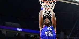 Παίκτης της Εφές καρφώνει τη μπάλα