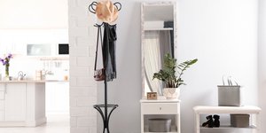 Είσοδος σπιτιού με καθρέφτη και καλόγερο και ένα ζευγάρι μποτάκια