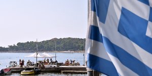 Ελληνικη σημαια και λουόμενοι