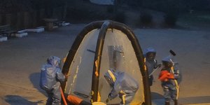 Άνδρες της ΕΜΑΚ σε επιχείρηση έξω από γυμνάσιο στη Φθιώτιδα