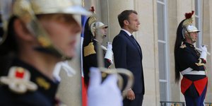 Ο Εμανουέλ Μακρόν δίπλα στην προεδρική φρουρά