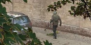 Ενοπλος με στρατιωτικά και όπλο στο Χάλε