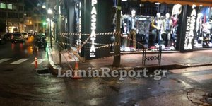Έπεσε μαρκίζα κτιρίου στη Λαμία