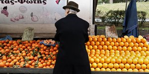 Ενας ηλικιωμένος σε λαϊκή αγορά / Επιδόματα