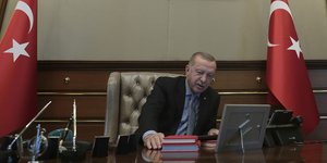 Ο Ρετζέπ Ταγίπ Ερντογάν καθιστός σε γραφείο