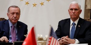 Ο Αμερικανός αντιπρόεδρος Μάικ Πενς και ο Τούρκος πρόεδρος Ρετζέπ Ταγίπ Ερντογάν