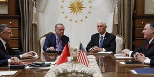 Στιγμιότυπο από τη συνάντηση Ερντογάν-Πενς