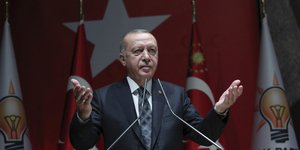 Ο Ρετζέπ Ταγίπ Ερντογάν με σηκωμένα χέρια