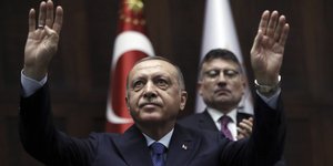 Ο Ερντογάν με τα χέρια ψηλά απευθύνεται σε τουρκικό ακροατήριο