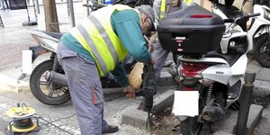 εργάτης σπάει τσιμέντο