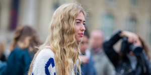 γυναίκα με μακριά μαλλιά και φρύδια στο δρόμο