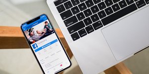 Facebook mobile στο τραπέζι