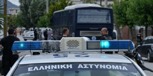 Αναμμένος φάρος σε περιπολικό της ελληνικής αστυνομίας