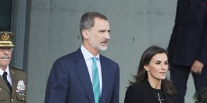 Ο βασιλιάς Φελίπε και η βασίλισσα Λετίθια περπατούν