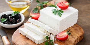 φετα σε πλατο και ελιες σε μπολ