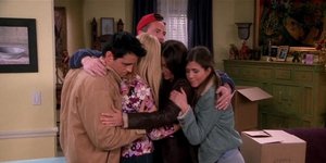 Οι ηθοποιοί από τα Φιλαράκια αγκαλιάζονται