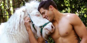 Ημίγυμνος Αυστραλός πυροσβέστης με λευκό άλογο 