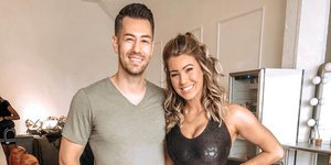 Η influencer με τον σύζυγό της χαμογελούν