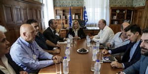 Η Φώφη Γεννηματά με εργαζόμενους στα ΕΛΠΕ