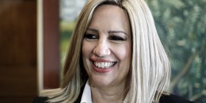 Η Φώφη Γεννηματά χαμογελαστή με μακρύ καρέ