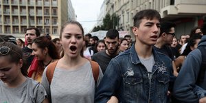 Φοιτητές σε πορεία φωνάζουν