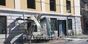 Φορτηγό έπεσε σε στάση λεωφορείου στον Πειραιά [εικόνα]