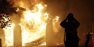 φωτια φλόγες πυροσβέστης 