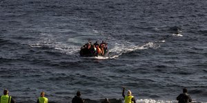 Φουσκωτό με μετανάστες στο Αιγαίο