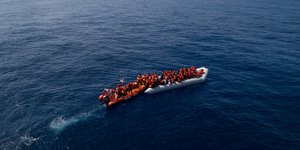 Φουσκωτό σκάφος με μετανάστες στα ανοιχτά της Μεσογείου