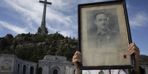 γυναίκα κραταει φωτογραφία