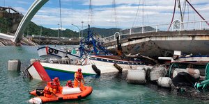 Κατάρρευση γέφυρας μέσα στη θάλασσα
