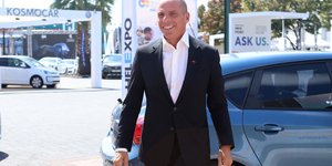 Γιάνης Βαρουφάκης με κοστούμι στη ΔΕΘ