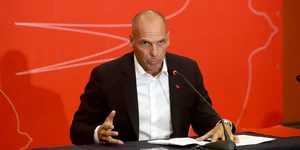 Ο Γιάνης Βαρουφάκης με λευκό πουκάμισο